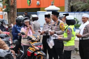 Ops Keselamatan Semeru 2024 di Bulan Ramadhan Polres Jember Berbagi Takjil Sambil Ajak Warga Tertib Lalin 