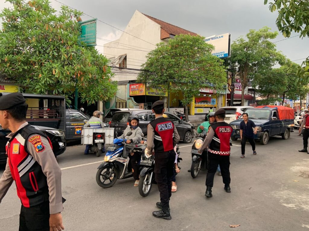 Ramadhan Berkah Polres Tulungagung Berbagi Takjil Jelang Buka Puasa 