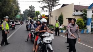 Polres Bondowoso Berbagi Takjil Sembari Edukasi Pengendara Tertib Lalu Lintas