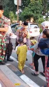 Sinergi TNI-Polri di Sidoarjo Berbagi di Bulan Suci
