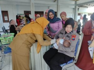 Dukung Pemerintah Tangani Stunting, Polwan Polres Mojokerto Bantu Sukseskan Posyandu.