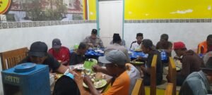 Berbagi Berkah di Bulan Ramadhan, Polsek Gurah Ajak Tukang Becak Buka Puasa Bersama