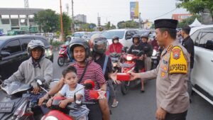 Bagi Ta’jil Polresta Sidoarjo di Pospol Lantas TPI.