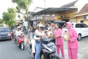 Kapolsek Mojo AKP Andang Pimpinan Langsung Kegiatan Bagi Takjil Dibulan Suci Ramadhan 1445/H