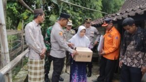 Pasca Gempa Polres Tuban bersama BPBD Beri Bantuan Warga Terdampak