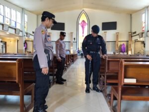 Jamin Keamanan Ibadah Umat Nasrani di Jumat Agung Satbrimob Polda Jatim Sterilisasi Gereja  