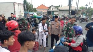 Forkopimka Tanggulangin Gandeng Perguruan Silat dan Suporter Bola Bagikan Takjil