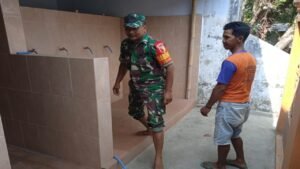 Serda Tukiran Babinsa Koramil 0808/02 Garum Sebagai Penggerak Kebersihan Tempat Ibadah