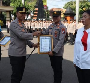 Kapolres Kediri Kota Berikan Penghargaan Kepada Personel Yang Berpretasi