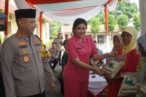 Ramadhan Berkah, Kapolres Pasuruan Bagikan 725 Paket Beras Zakat Fitrah ke Anak Yatim dan Duwafa