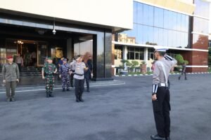 Pimpin Apel Gelar Pasukan Operasi Ketupat Semeru 2024 Kapolda Jatim Targetkan Zero Kecelakaan