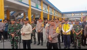 Kapolri, Panglima TNI, dan Menhub Tinjau Kesiapan Pos Pelayanan Penumpang dan Tes Urine di Terminal Bungurasih