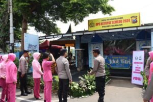 Kapolres Nganjuk Bersama Ketua Bhayangkari Cabang Nganjuk Beri Dukungan Moral Anggota Pos Pam dan Yan Operasi Ketupat Semeru 2024.