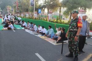 Anggota Kodim 0808/Blitar, Laksanakan Pengamanan Salat Idul Fitri 1445 H
