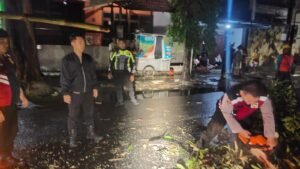Gercep, Polisi Tangani Pohon Tumbang, Jalur Mudik Kota Kediri Kembali Lancar