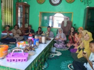 Halal Bi Halal Meriah di Rumah Kyai Barnawi, Desa Kecopokan