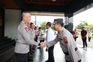 Hari Kesadaran Nasional, Kapolda Jatim Kembali Beri Penghargaan Anggota Berprestasi