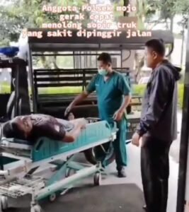 Anggota Polsek Mojo Gerak Cepat Mengevakuasi Sopir Truk Yang Sedang Sakit