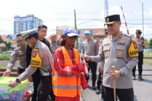 Atensi Perlintasan Kereta Api Tanpa Palang, Polres Lamongan Bantu Peralatan Untuk Relawan 