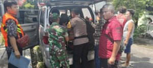 Salut, Polisi di Nganjuk Antarkan ODGJ Berobat ke RSJ Menur