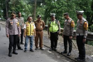 Kapolres Jember Cek Jalan Lintas Gumitir yang Retak Himbau Kendaraan Berat Lewat Jalur Pantura