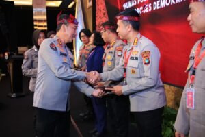Kadiv Humas Polri Beri Penghargaan ke 7 Anggota dengan Nilai Sertifikasi Kompetensi Terbaik