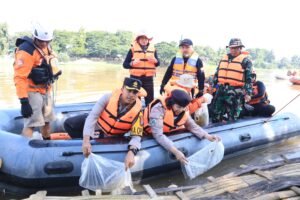 Peringati Hari Bumi, Kapolres Kediri Kota Bersama Forkopimda Menanam Pohon dan Melepas Bibit Ikan