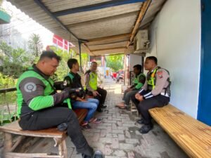 KUNJUNGI PANGKALAN OJEK ONLINE KANIT KAMSEL SAT LANTAS POLRES KEDIRI HIMBAU TERTIB BERLALULINTAS