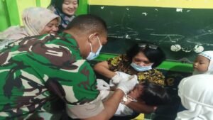 Peduli Kesehatan Anak, Babinsa Koramil 0808/18 Panggungrejo Dampingi Kegiatan Imunisasi Polio Di TK Hidayah