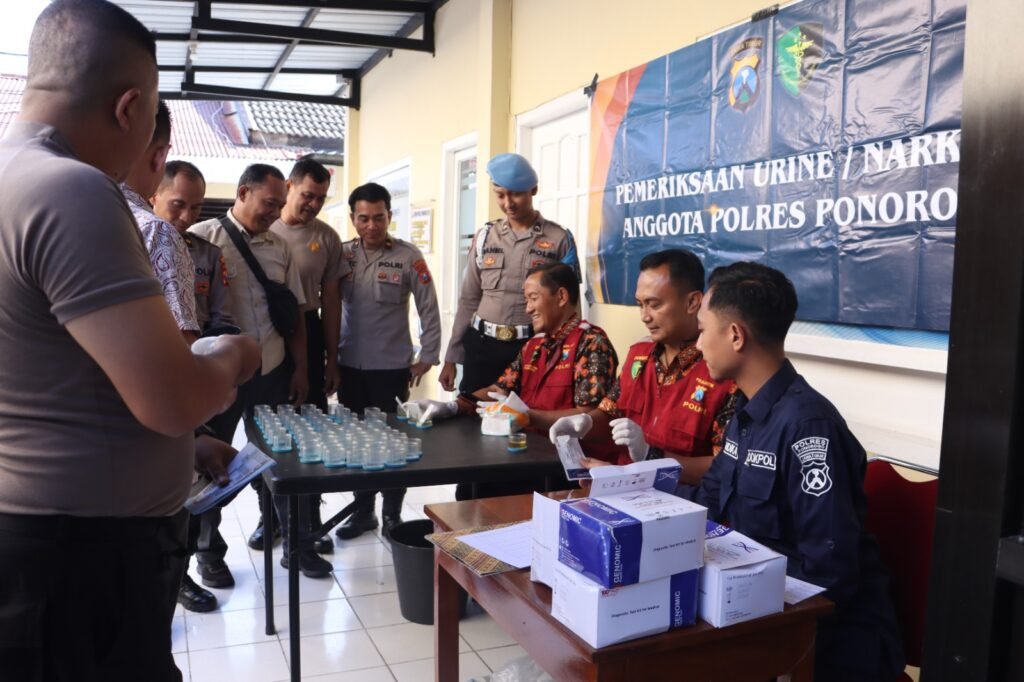 Polres Ponorogo Gelar Vaksinasi Hepatitis B dan Deteksi Dini Narkoba Bagi Anggota