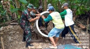 Wujud Kepedulian, Anggota Pos Ramil Wonotirto Bantu Bangun Jamban Warga Binaannya