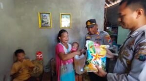 Kapolres Nganjuk Beri Bantuan Sosial Kepada Ilun Bocah SD yang Bantu Orang Tua Menjadi Pengumpul Sampah Daur Ulang