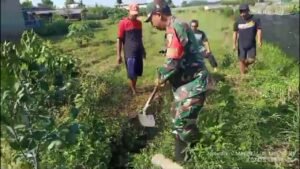 Ciptakan Sanitasi Sehat, Babinsa Koramil 0808/04 Sanankulon Bersama Warga Bergotong-royong Bersihkan Saluran Irigasi