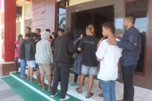 Polisi Beri Pembinaan 8 Pemuda yang Diamankan di Alun – alun Kraksaan