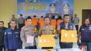 Satreskoba Polresta Sidoarjo Berhasil Menangkap Pasangan Suami istri Pengedar Sabu-sabu.