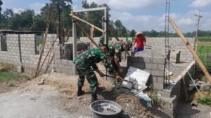 Wujudkan Rumah Layak Huni, Anggota Koramil 0808/03 Kanigoro Bantu Warga Kurang Mampu Bangun Rumah