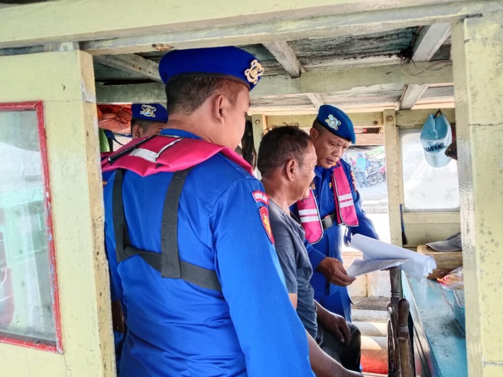 Imbangi Pengamanan WWF di Bali, Polisi Periksa Kapal dan Penumpang di Pelabuhan Jangkar Situbondo