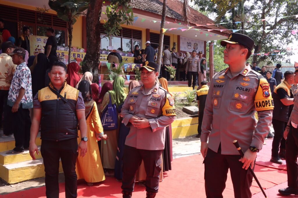 Polda Jatim Gelar Baksos dan Bakkes Laksanakan Program “Polisi Baik” di Lamongan