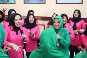 Kompak, Persit KCK Cabang XXII Dim 0808/Blitar Bersama Bhayangkari Cabang Blitar Kota, Gelar Olahraga Bersama