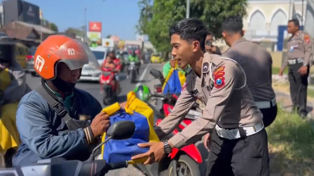 Jelang Hari Bhayangkara ke-78, Satlantas Polresta Sidoarjo Berbagi Sembako dan Edukasi Tertib Berlalu Lintas