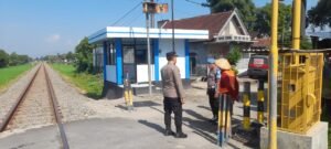 *Polsek Pagu Rutin Pantau Perlintasan Rel KA Tanpa Palang Pintu Cegah Laka Lantas*  KEDIRI- Polsek Pagu Polres Kediri melaksanakan pemantauan di perlintasan rel kereta api tanpa palang pintu yang terletak di Dusun Gempolan Baye Kecamatan Pagu Kabupaten Kediri, Selasa (28/5/2024).   Diungkapkan Kapolsek Pagu Iptu Agus Winarto, kegiatan ini dilakukan dalam rangka meningkatkan keselamatan pengguna jalan serta mencegah terjadinya laka lantas.  Tujuan utamanya untuk memberikan imbauan kepada masyarakat sekitar serta para pengguna jalan agar lebih berhati-hati dan waspada.   Kapolsek menekankan pentingnya kesadaran masyarakat dalam mematuhi peraturan lalu lintas dan selalu berhenti sejenak untuk memastikan tidak ada kereta api yang melintas.  “Keselamatan adalah hal utama. Kami mengimbau pengguna jalan lebih sabar dan  memprioritaskan keselamatan diri sendiri dan orang lain,” ujar Kapolsek.   “Selain itu, Polsek Pagu terus berkoordinasi dengan pihak terkait untuk mencari solusi jangka panjang guna meningkatkan keselamatan di area ini,” imbuhnya.   Kegiatan juga melibatkan dialog dengan warga sekitar. Warga  menyampaikan aspirasi dan kekhawatiran mereka terkait keselamatan di area tersebut.   Warga berharap adanya solusi permanen seperti pemasangan palang pintu otomatis atau penjagaan tetap di perlintasan untuk mengurangi risiko kecelakaan.  “Kami sangat mengapresiasi inisiatif Polsek Pagu dalam melakukan pemantauan dan memberikan edukasi kepada Kami. Semoga ke depannya ada tindakan untuk meningkatkan keselamatan di perlintasan ini,” ungkap Lukman, warga setempat.  Kegiatan pemantauan ini juga merupakan bagian dari upaya Polres Kediri dalam menciptakan situasi kamtibmas yang kondusif.   Diharapkan masyarakat dapat merasa lebih aman dan nyaman saat beraktivitas sehari-hari.