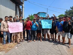 Elemen masyarakat desa kletek kec Taman kab Sidoarjo Menolak usaha bulu ayam di tutup