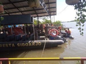 Polisi Latihan SAR Perairan di Tlocor
