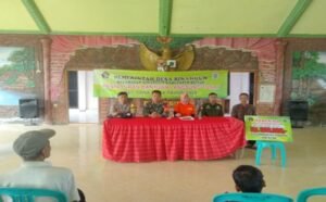 Kompak, Babinsa Dan Bhabinkamtibmas Desa Binangun Dampingi Penyaluran BLT DD