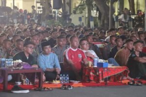 *Kapolres Pasuruan Kota Titip Pesan Pilkada Damai Saat Nobar Indonesia Vs Filipina*