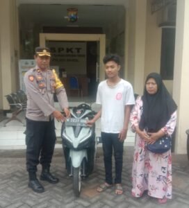 Warga Merasa Terharu Dan Senang, Polsek Bangil Serahkan Motor Miliknya Yang Hilang Dicuri Maling