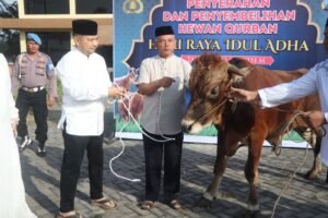 Polres Pasuruan Gelar Sholat Idul Adha Dilanjutkan Penyerahan Sekaligus Penyembelihan Hewan Qurban