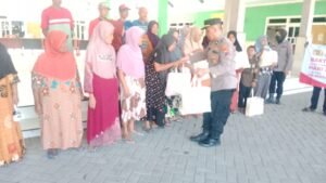 Polsek Krembung Bagikan 50 Paket Sembako Peringati Hari Bhayangkara Ke-78