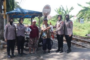 Polwan Peduli Sesama, Anggota Polwan Polres Pasuruan Bagikan Daging Qurban Kepada Penjaga Palang Perlintasan KA.