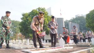 Jelang Hari Bhayangkara ke-78, Polresta Sidoarjo Ziarah dan Tabur Bunga di Makam Pahlawan